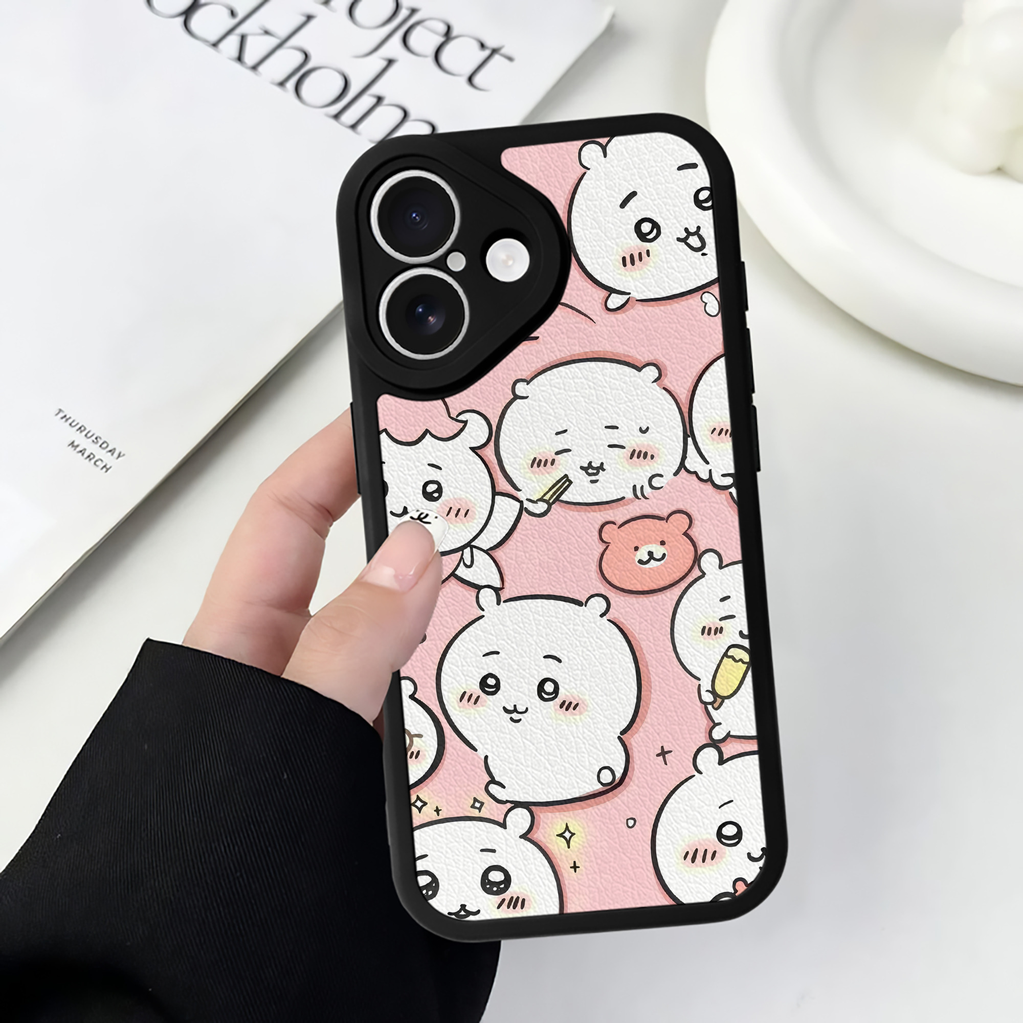 （画像用） ちいかわ Chii-kawa 【iPhone 16シリーズ対応】シリコンスマホケース（レザー調） 材質：シリコン